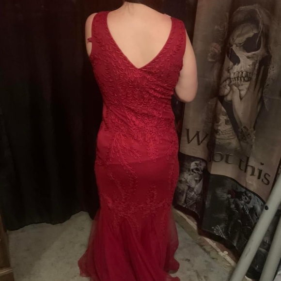 Beautiful Red Prom - Picture 3 of 3